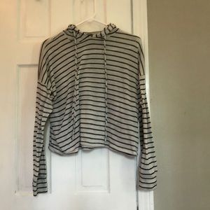 Women’s cropped pullover with hood